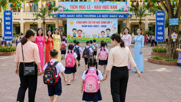 Các em được bố mẹ dẫn đến trường trong ngày đầu vào học.